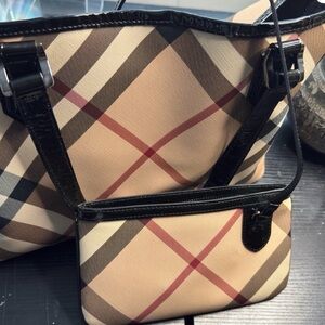 SUNDAY PRICE DROP!! Beautiful Classic Burberry Plaid Tote and Pouch